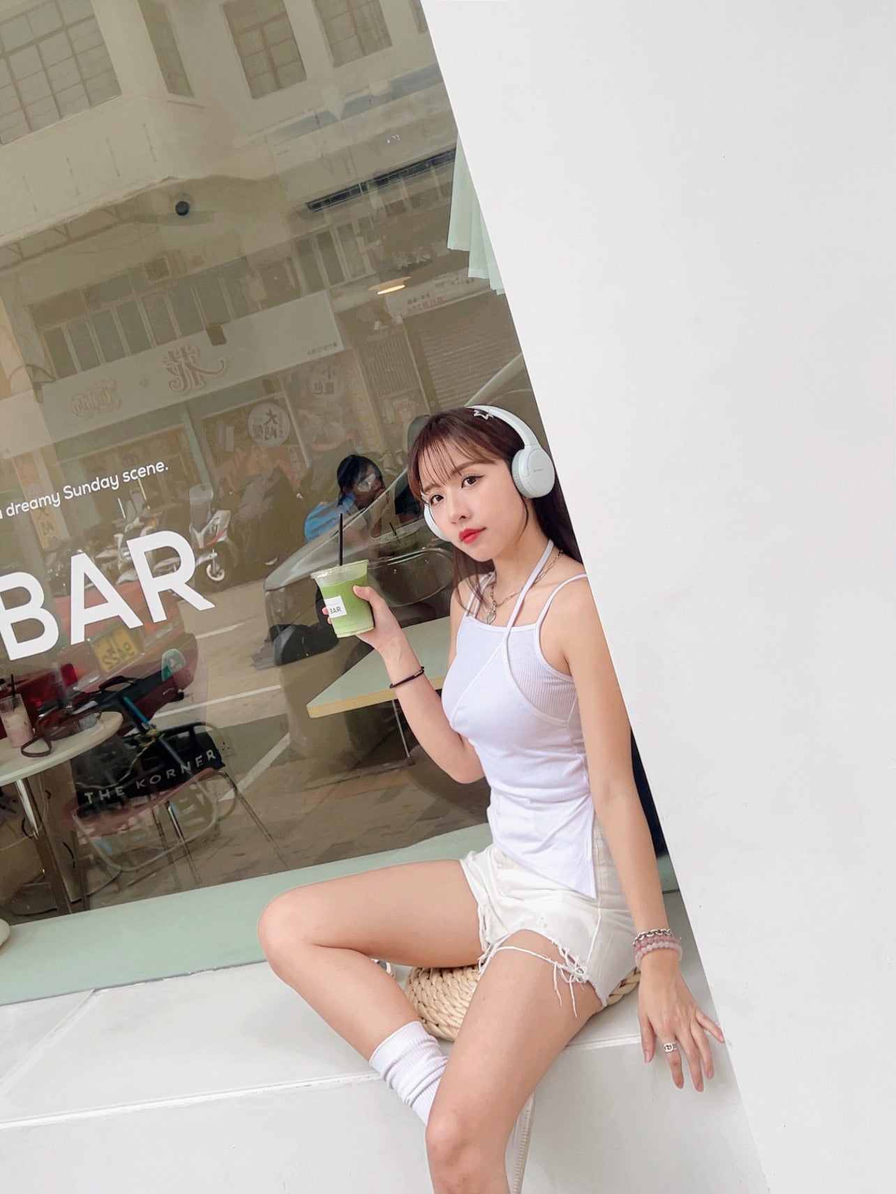 J297 GIRL CUTTING SHORT PANTS