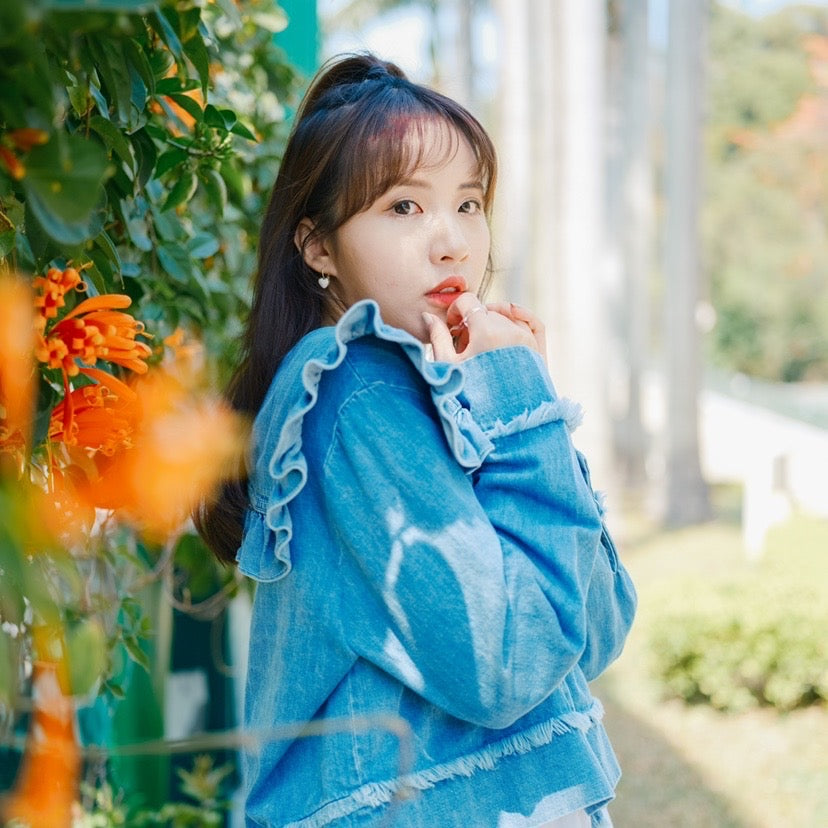 T718 RUFFLE DENIM BLOUSE