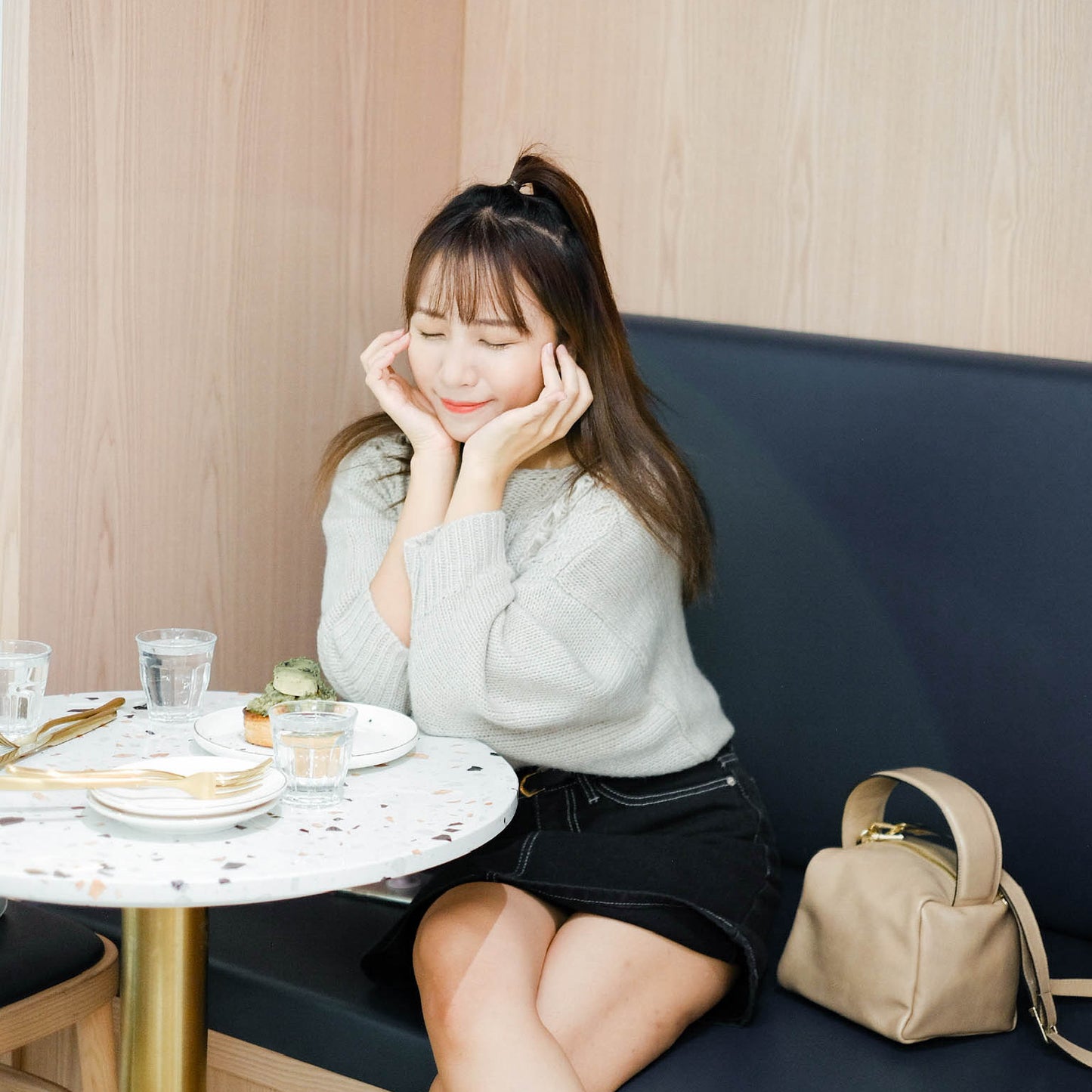 T626 HELLO SWEATER