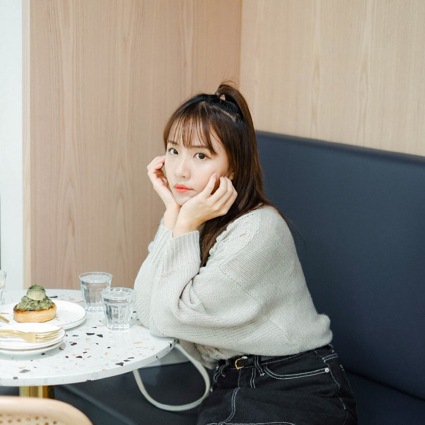 T626 HELLO SWEATER