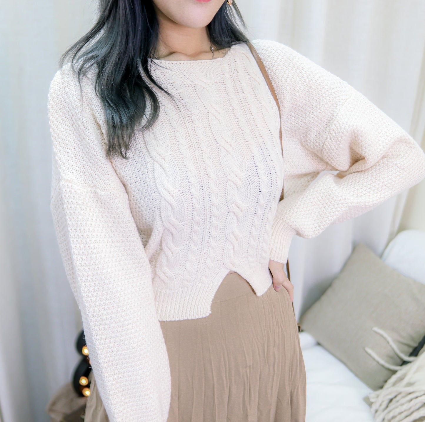T406 LOVE-V CROP SWEATER