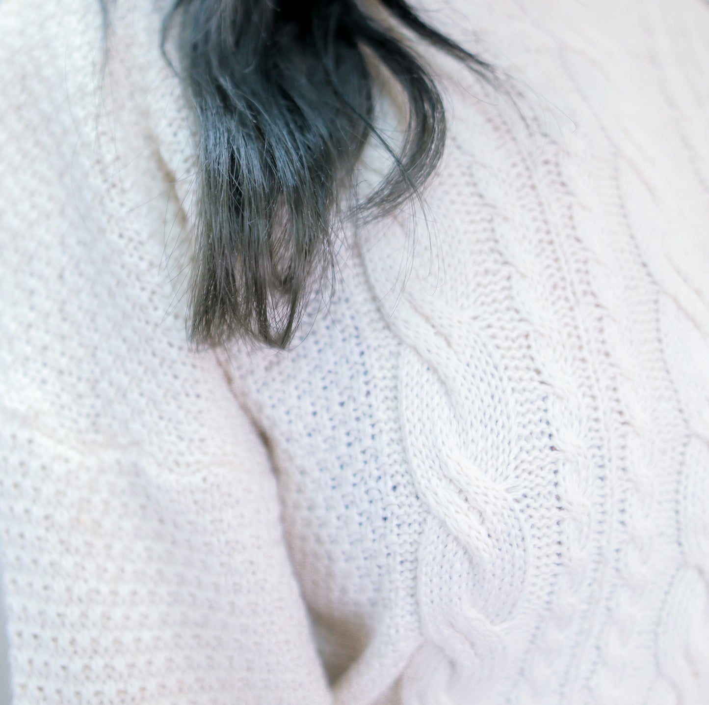 T406 LOVE-V CROP SWEATER