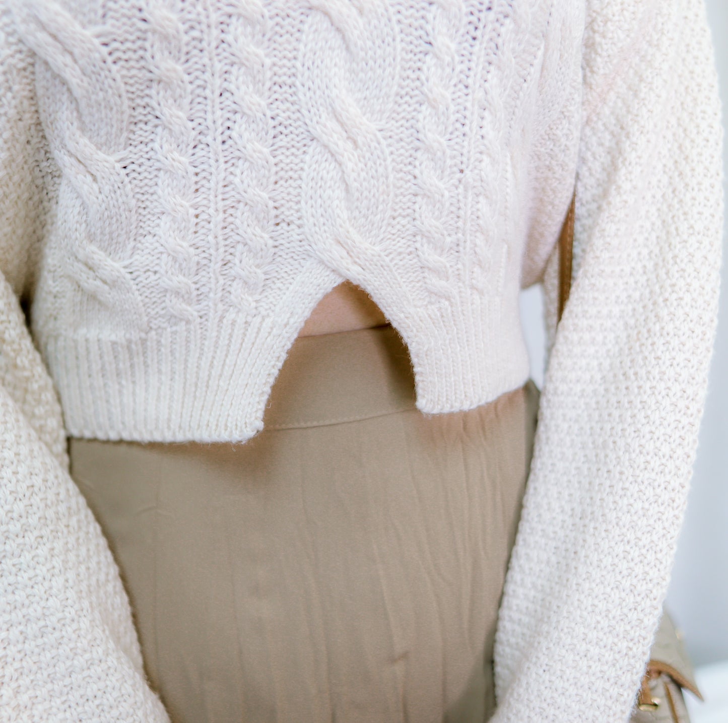 T406 LOVE-V CROP SWEATER