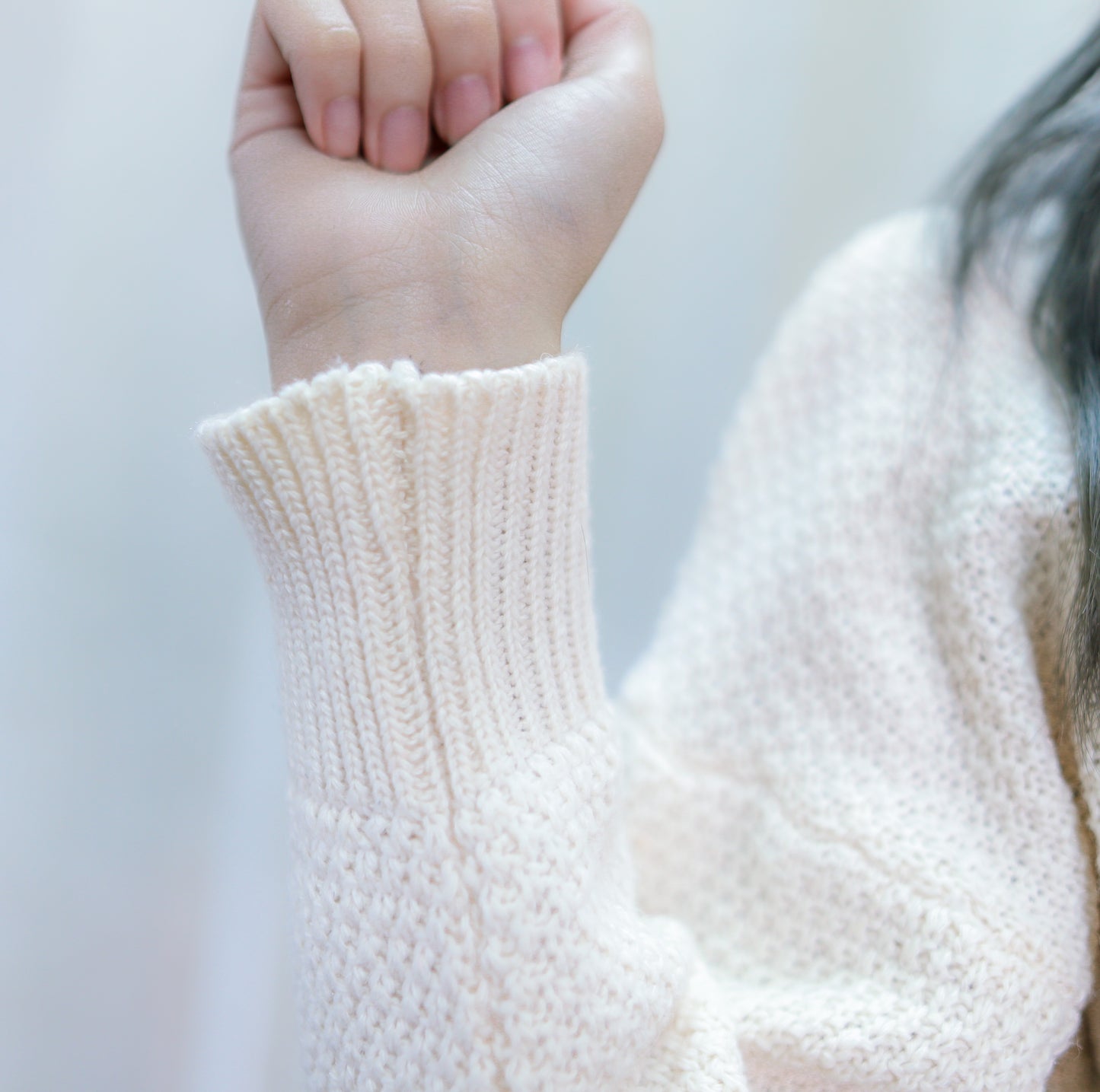 T406 LOVE-V CROP SWEATER