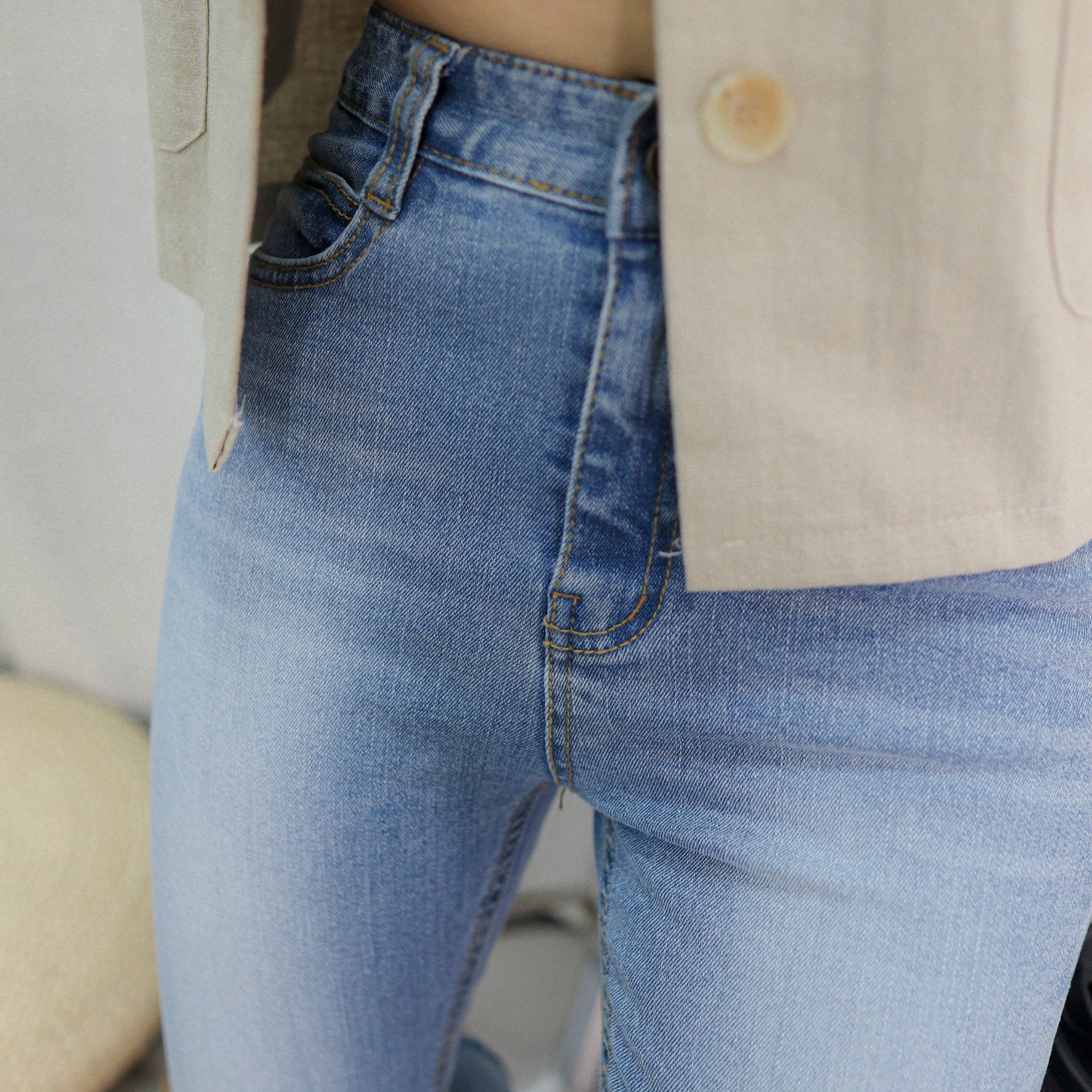 #J001 I GOT YOU ANKLECUT JEANS