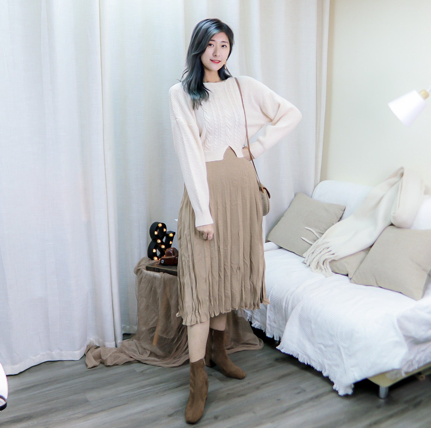 T406 LOVE-V CROP SWEATER