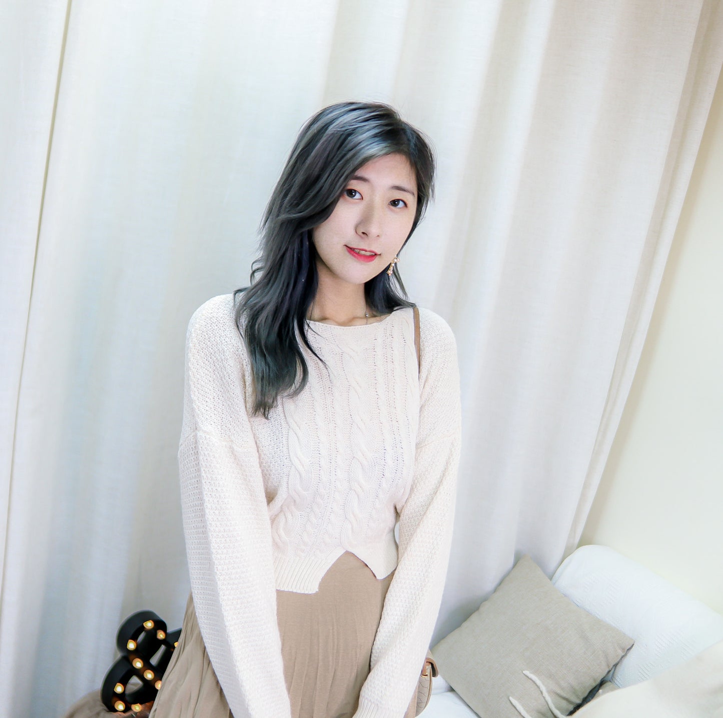T406 LOVE-V CROP SWEATER