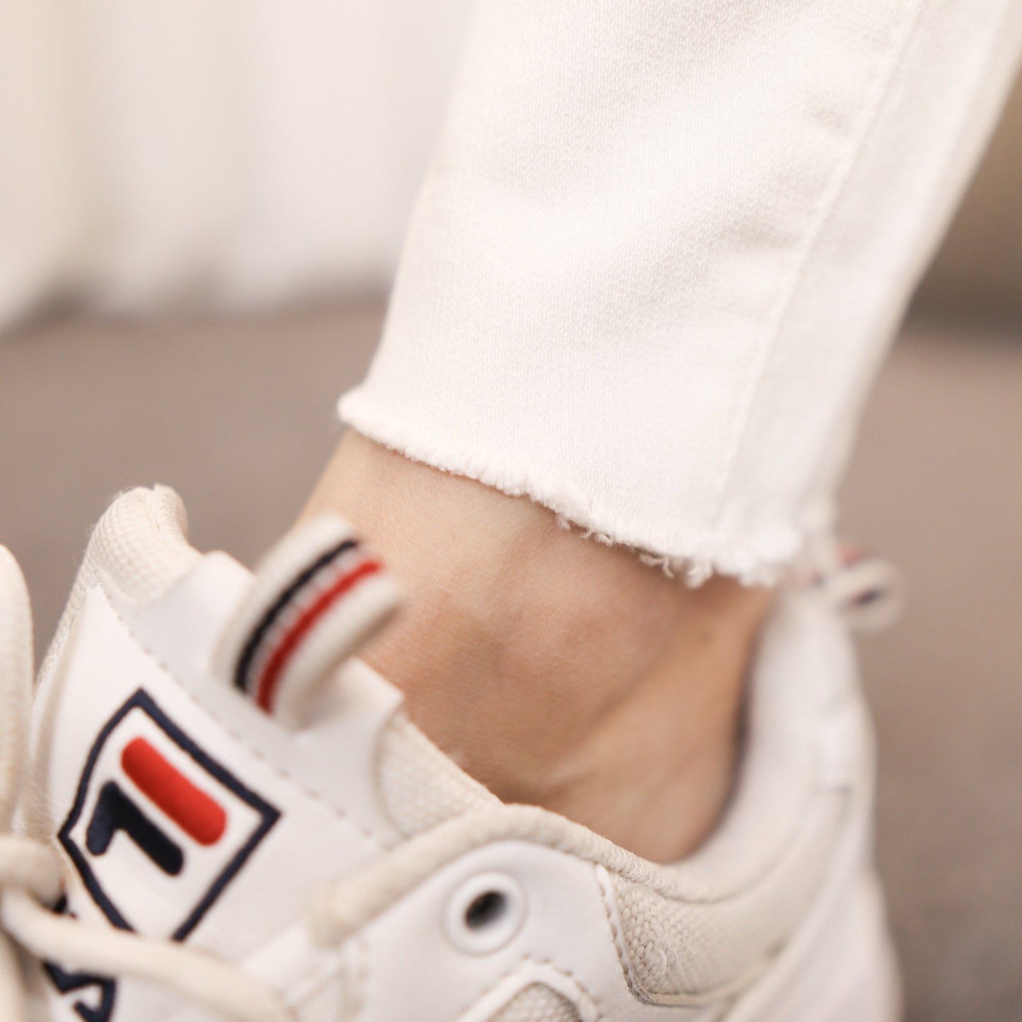 #J082 WHITEN JEANS - Letta A