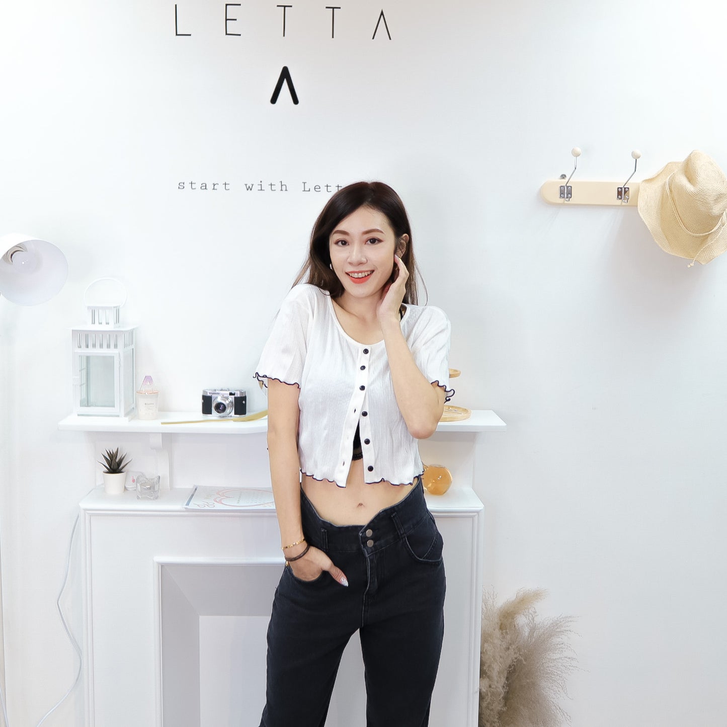 T556 HELLO BUTTON TOP