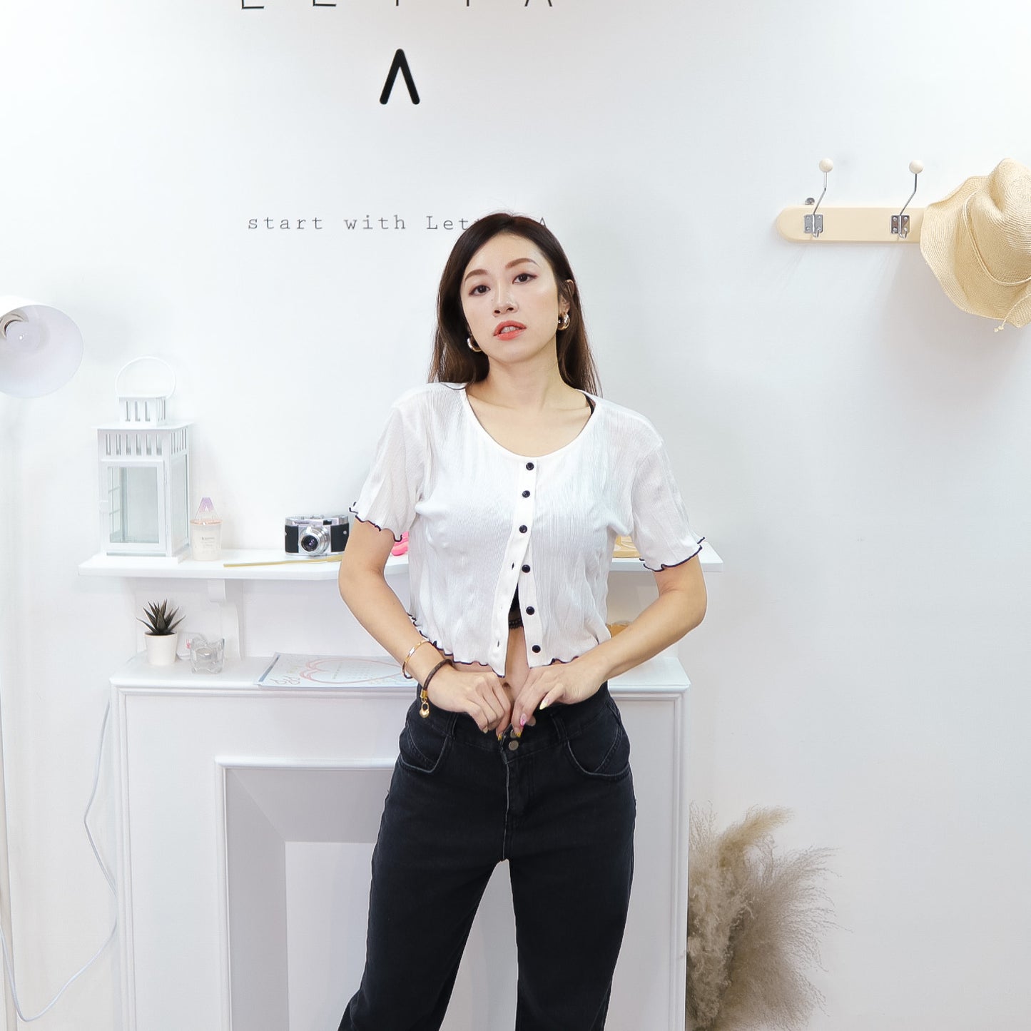 T556 HELLO BUTTON TOP