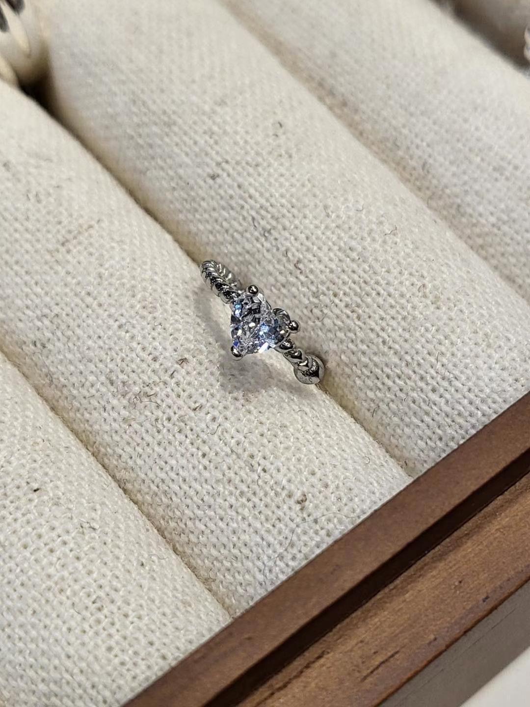 A072 SINGLE EARRING