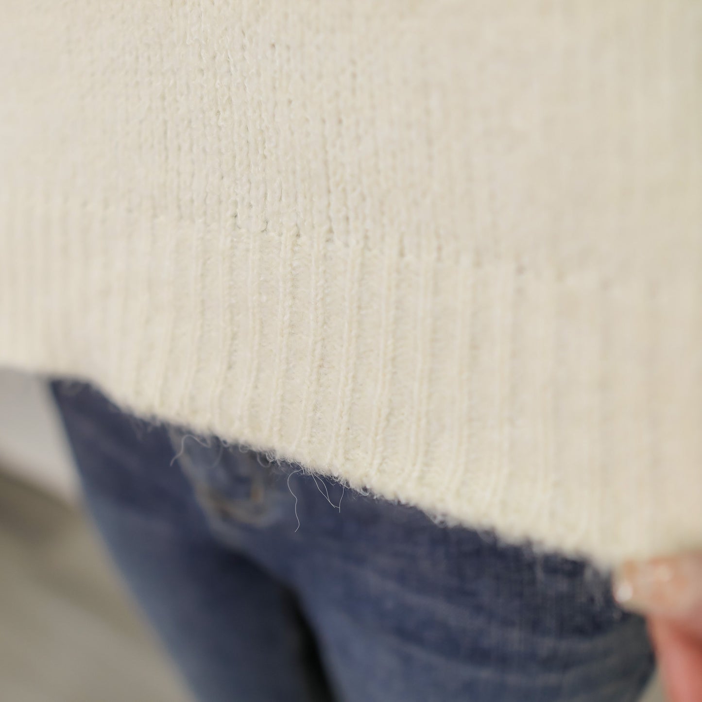 T453 CREME SWEATER