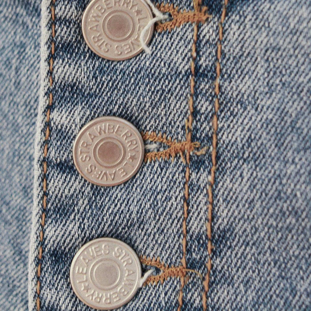 #J018 180 BUTTON JEANS